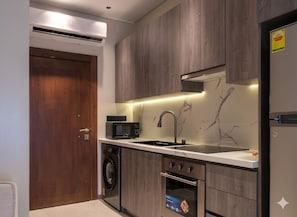 Monolocale comfort, 1 letto queen, vista città | Con stile personalizzato, con arredamento individuale, una scrivania