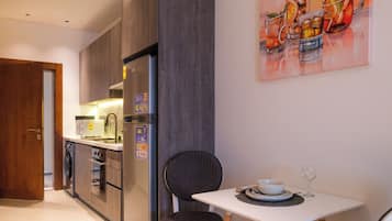 Deluxe Studio, 1 Queen Bed, City View | Private kitchen