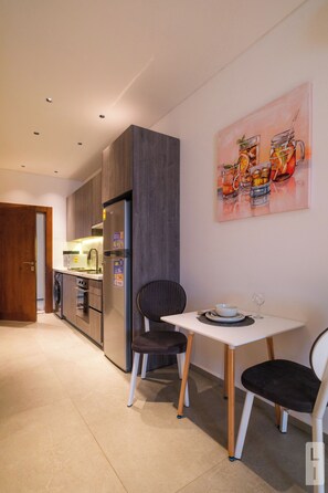 Deluxe Studio, 1 Queen Bed, City View | Private kitchen