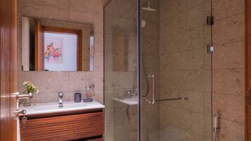 Deluxe Studio, 1 Queen Bed, City View | Bathroom