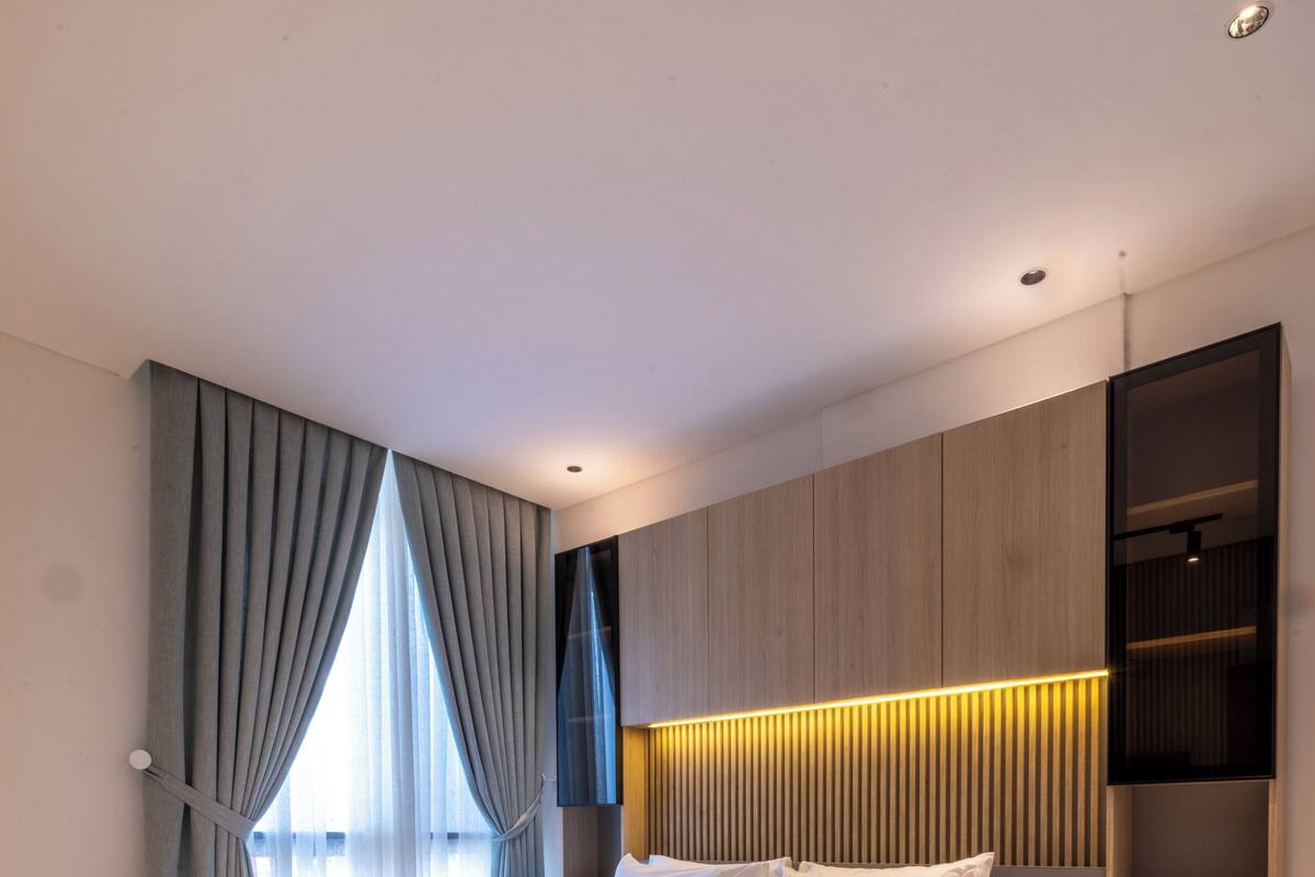 Luxury-Apartment | Schreibtisch, laptopgeeigneter Arbeitsplatz, schallisolierte Zimmer