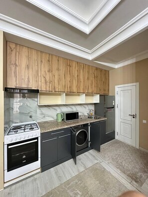 舒適公寓 | 私人廚房 | 大型冰箱、微波爐、烤箱、爐台