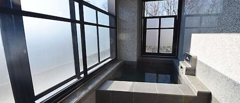 Quarto casal premium, 1 cama Queen, para fumantes | Banheiro | Banheira e chuveiro separados, secador de cabelo, toalhas de banho