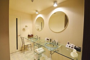 Deluxe Double Room, 1 Queen Bed, Smoking | Desk, free WiFi