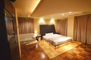 Deluxe Double Room, 1 Queen Bed, Smoking | Desk, free WiFi
