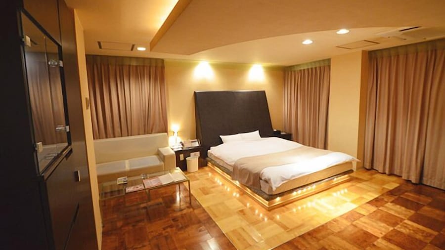 HOTEL LET'S