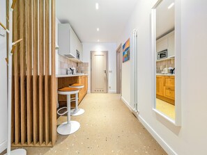 Réfrigérateur, micro-ondes, plaque de cuisson, cafetière/bouilloire