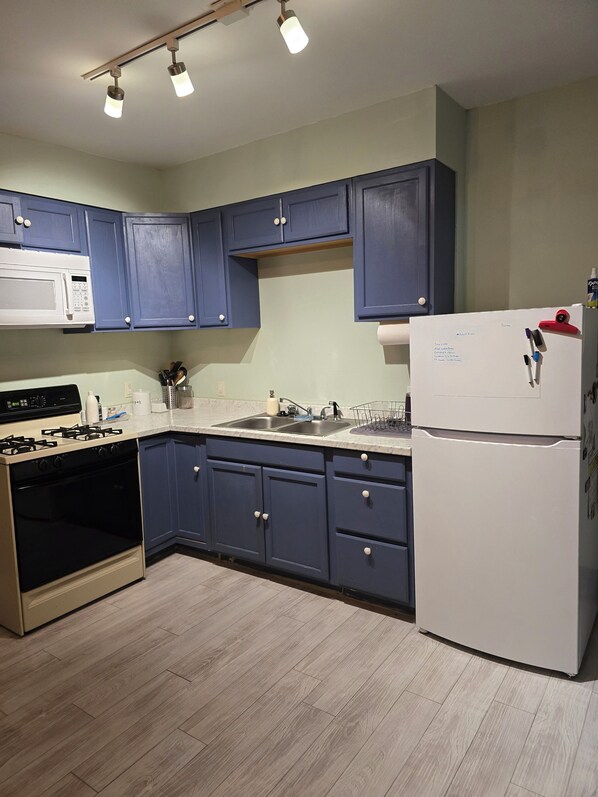 Kylskåp, mikrovågsugn, ugn och spishäll