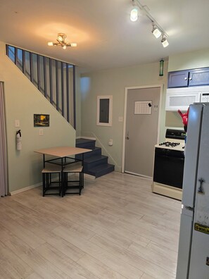 Kylskåp, mikrovågsugn, ugn och spishäll