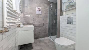 Dusche, Haartrockner, Handtücher