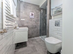 Douche, sèche-cheveux, serviettes fournies