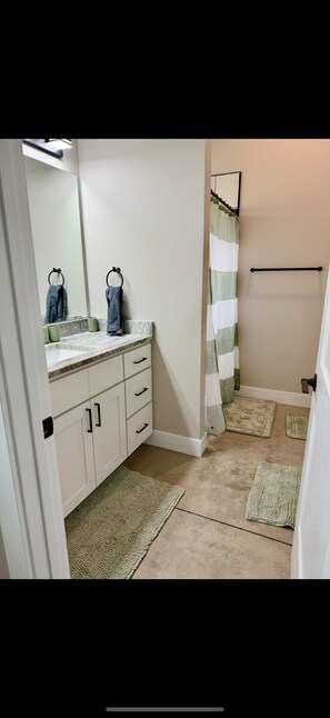 Dusche, Haartrockner, Handtücher, Seife