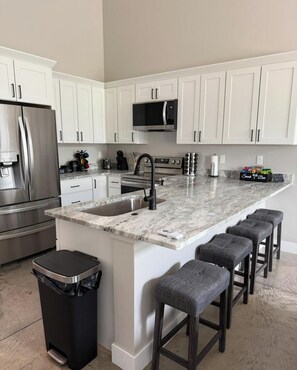 Een koelkast, een magnetron, een oven, een kookplaat