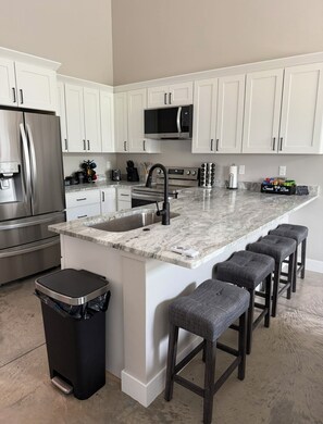 Réfrigérateur, micro-ondes, four, plaque de cuisson