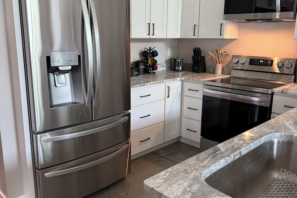 Kjøleskap, mikrobølgeovn, ovn og kokeplater