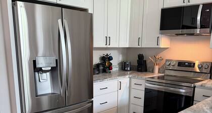 Brand New 2BR Getaway on Golf Course, 5 Min to Hot Springs, 25 Min to Ski Resort