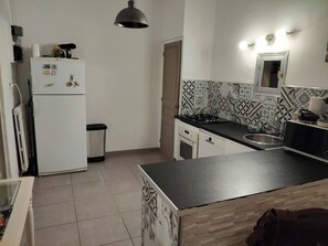 Kühlschrank, Mikrowelle, Ofen, Herdplatte