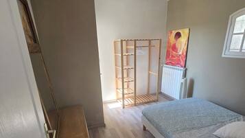 2 bedrooms, iron/ironing board, free WiFi, bed sheets