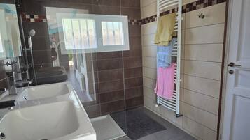 Suihku, hiustenkuivaaja, pyyhkeet, saippua