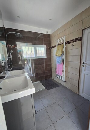 Shower, hair dryer, towels, soap - Between the sea, town and Mont Faron, Provencal house with large private garden (Toulon)