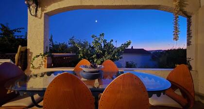 Between the sea, town and Mont Faron, Provencal house with large private garden