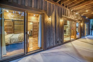 4 室のベッドルーム、旅行用ベビーベッド、WiFi、ベッドシーツ