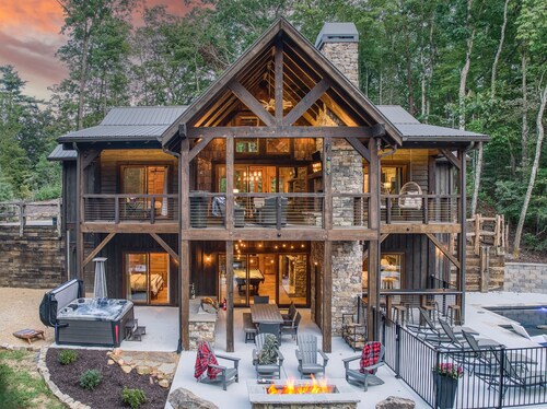 Pool, Barrel Sauna, Hot Tub, 4 King Suites, Tree-top Playground!