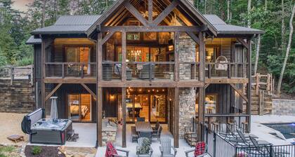 Pool, Barrel Sauna, Hot Tub, 4 King Suites, Tree-top Playground!