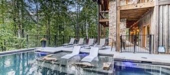 Heated pool, barrel sauna, hot tub, 4 king suites, LUXURY!