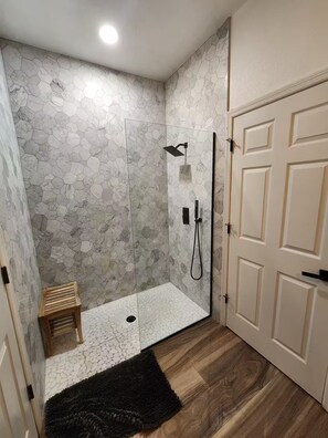 Shower, jetted bath, hair dryer, towels