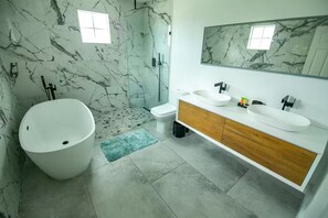 Dusche, Whirlpool, Haartrockner, Handtücher