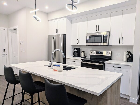 Réfrigérateur, four à micro-ondes, un four, surface de cuisson