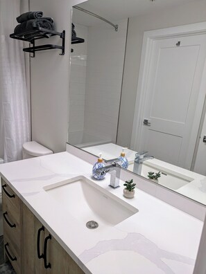 Haartrockner, Handtücher, Seife, Shampoo