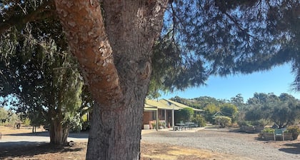 Escape to Willunga Farmhouse. Attractions Willunga Market, Wineries, Walking