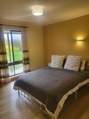 4 bedrooms, iron/ironing board, internet, bed sheets