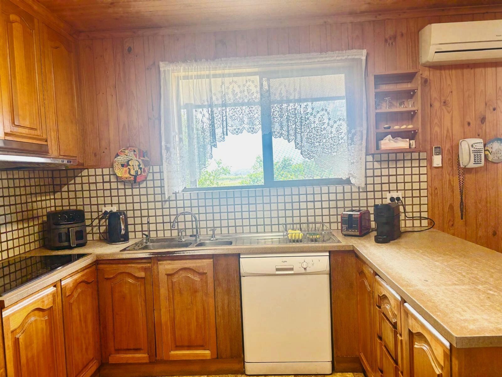 Een microgolfoven, een oven, een kookplaat, een vaatwasser