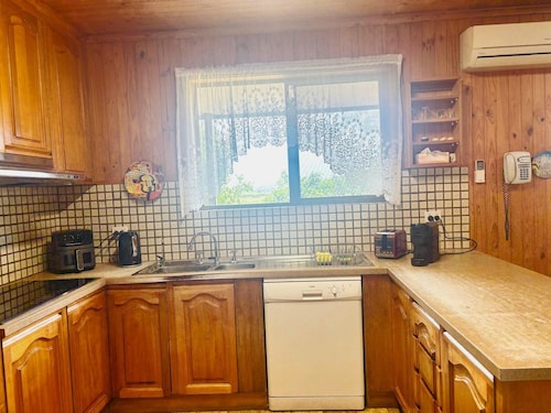 Retreat to Willunga Farmhouse. Attractions Willunga Market, Wineries, Walking