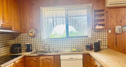 Retreat to Willunga Farmhouse. Attractions Willunga Market, Wineries, Walking