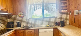 Retreat to Willunga Farmhouse. Attractions Willunga Market, Wineries, Walking