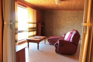 TV, fireplace - Perfect for a retreat or a short stay. Spacious living with clean fresh air. (Willunga)