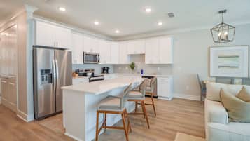 Geladeira, micro-ondas, fogão, cooktop