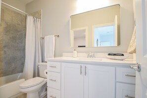 Ducha, secador de pelo, toallas y jabón