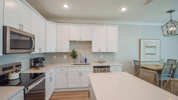 Frigorífico, microondas, horno y placa de cocina