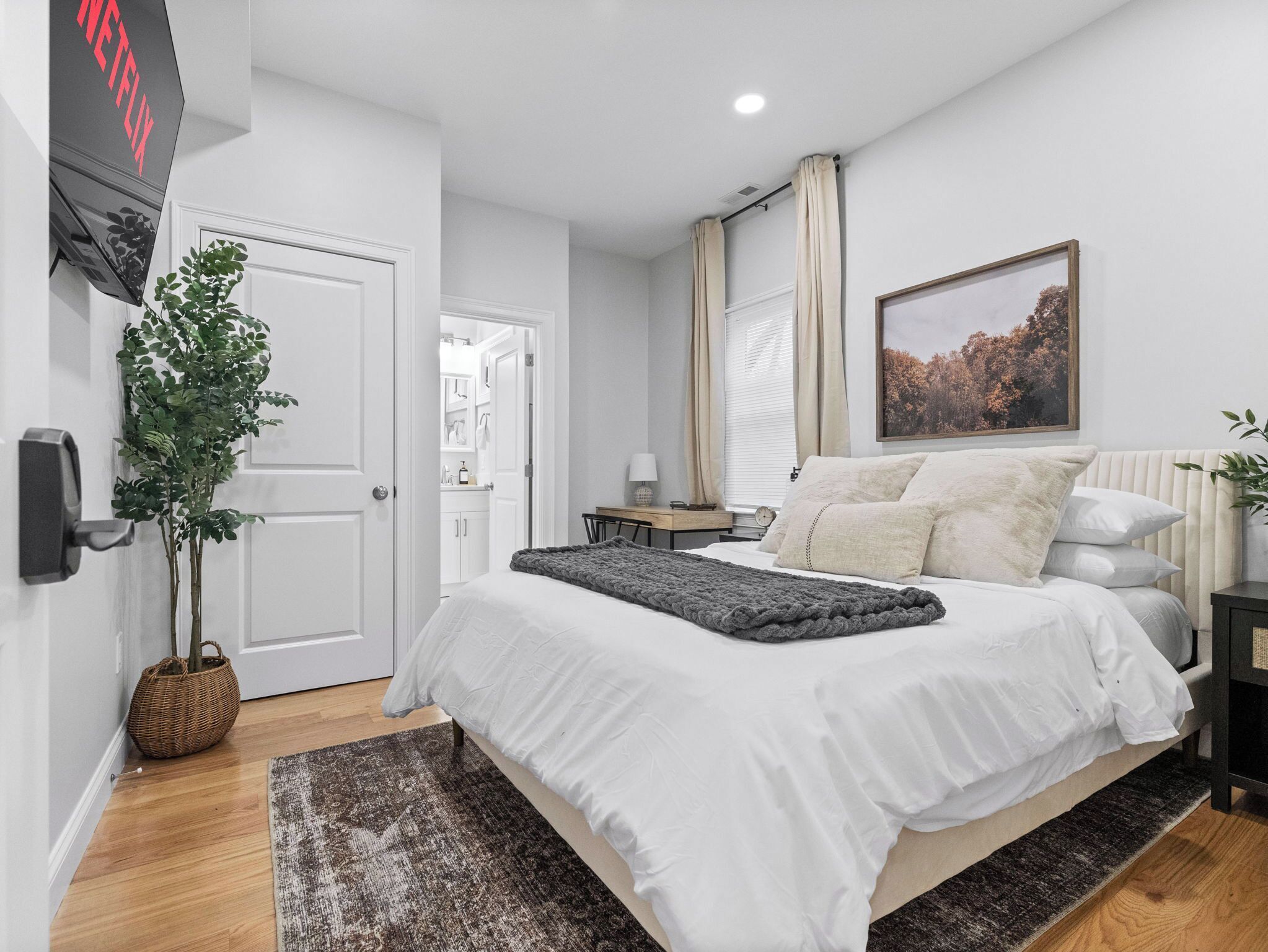 4 bedrooms, desk, iron/ironing board, travel crib