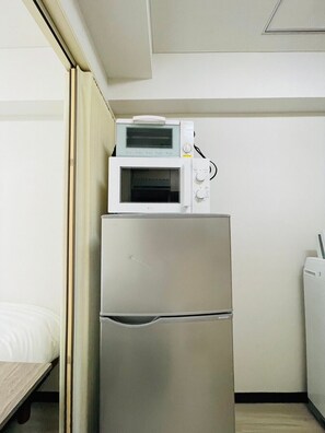 アパートメント バルコニー シティビュー | 専用キッチン | 小型冷蔵庫、電子レンジ、コンロ、調理器具と食器