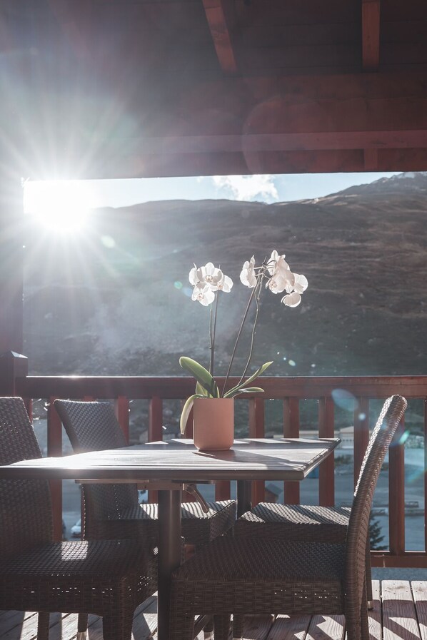 Outdoor dining - Apartment Ecrin 426 - Tignes Val Claret - 10 people - Balcony with mountain view (Tignes)