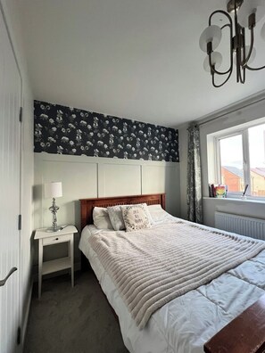 3 bedrooms, desk, iron/ironing board, WiFi