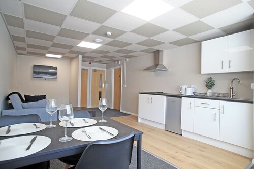Modern Single-Floor Apartment - Sleeps 8