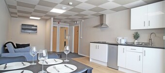 Modern Single-Floor Apartment - Sleeps 8