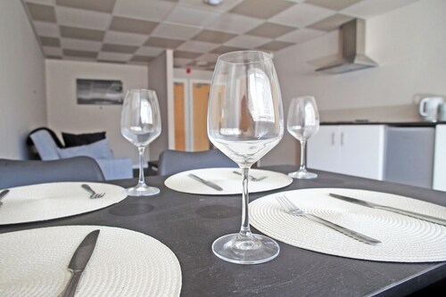 Modern Single-Floor Apartment - Sleeps 8